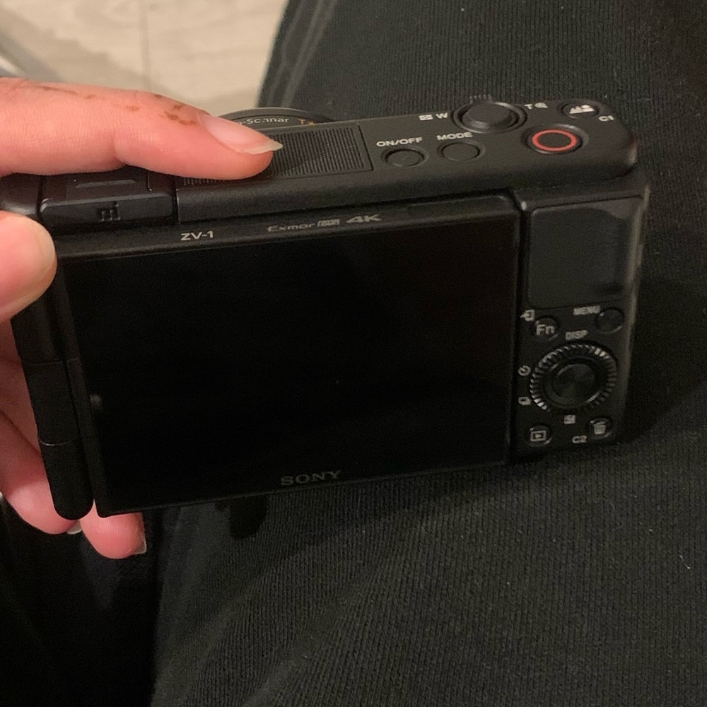 Brand new Sony zv-1 Camera comes with sims card, memory card included